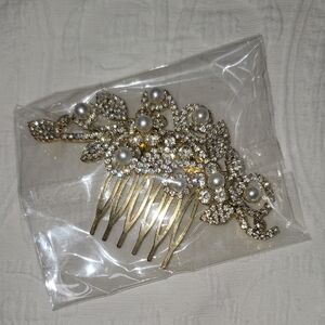Elegant Gold Design With Rhinestone And Pearls Hair Comb Stand Limited Edition